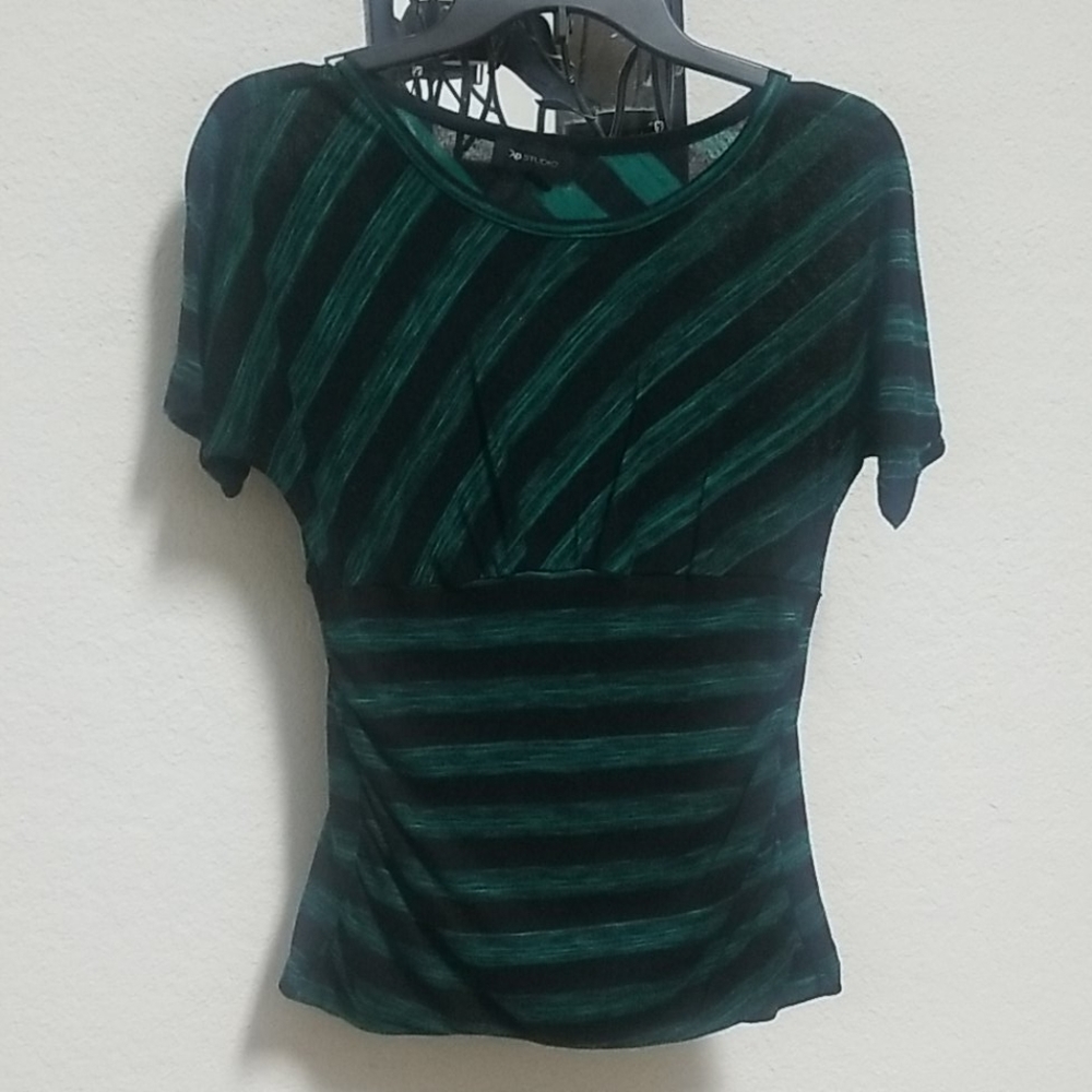 AB Studio Junior's green and black top